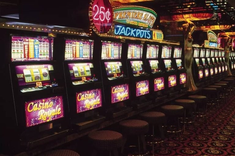 Aplikasi mobile singapore live menampilkan live dealer blackjack dan roulette di layar ponsel